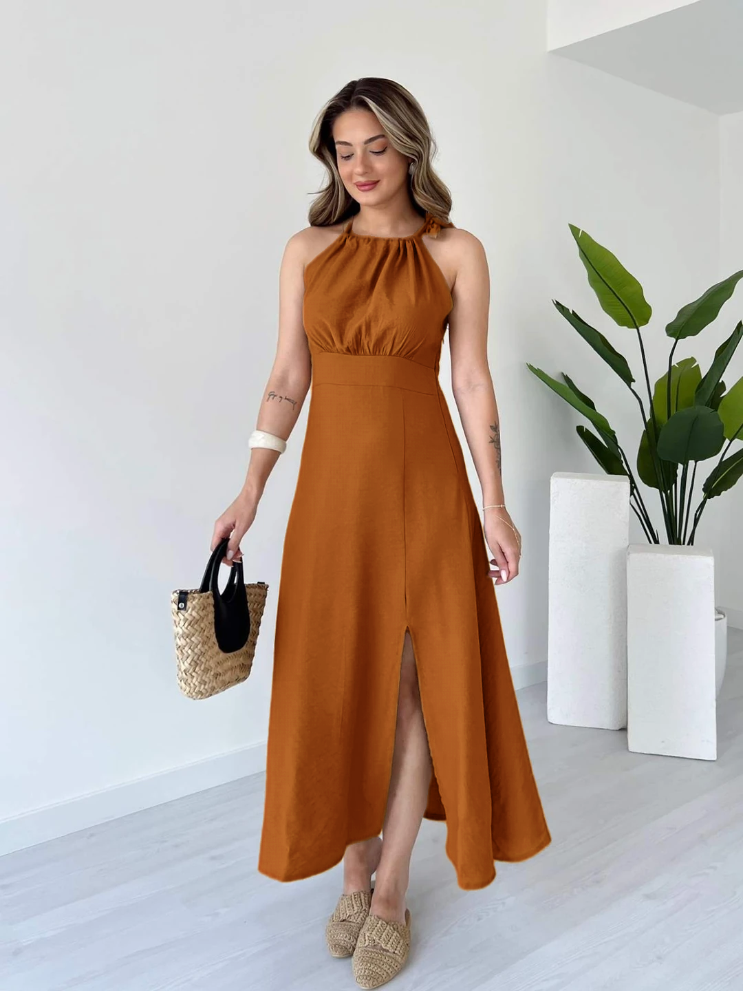 Robe mi-longue fendue à col licou