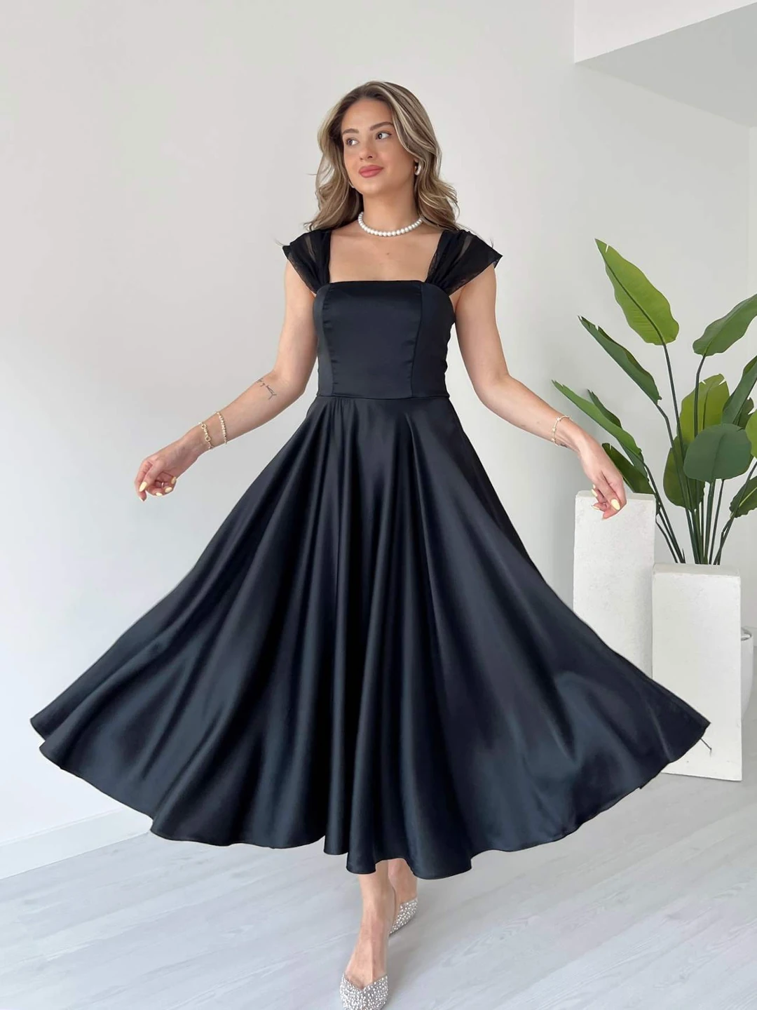 Robe mi-longue en satin à bretelles en tulle